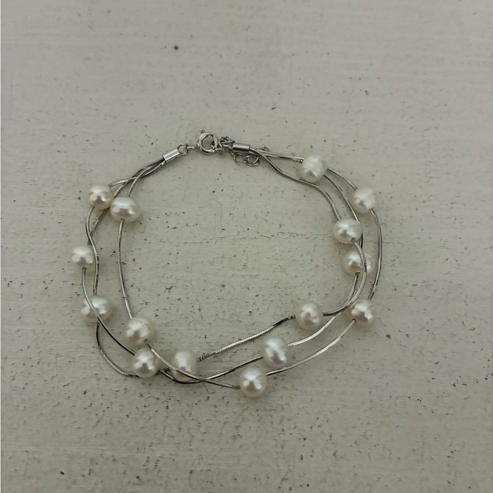 Silver bracelet with pearls. Fashion jewelry. Perfect for day to day wear!
